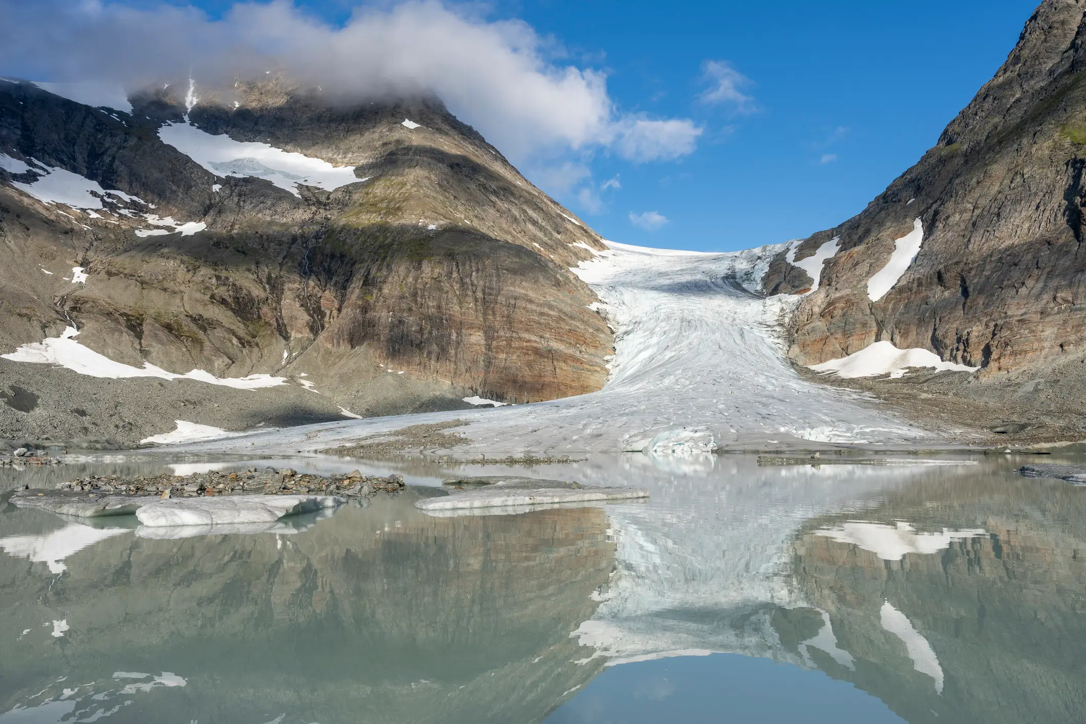 Vue sur le glacier Steindalsbreen par une journée ensoleillée, Alpes de Lyngen, Norvège.