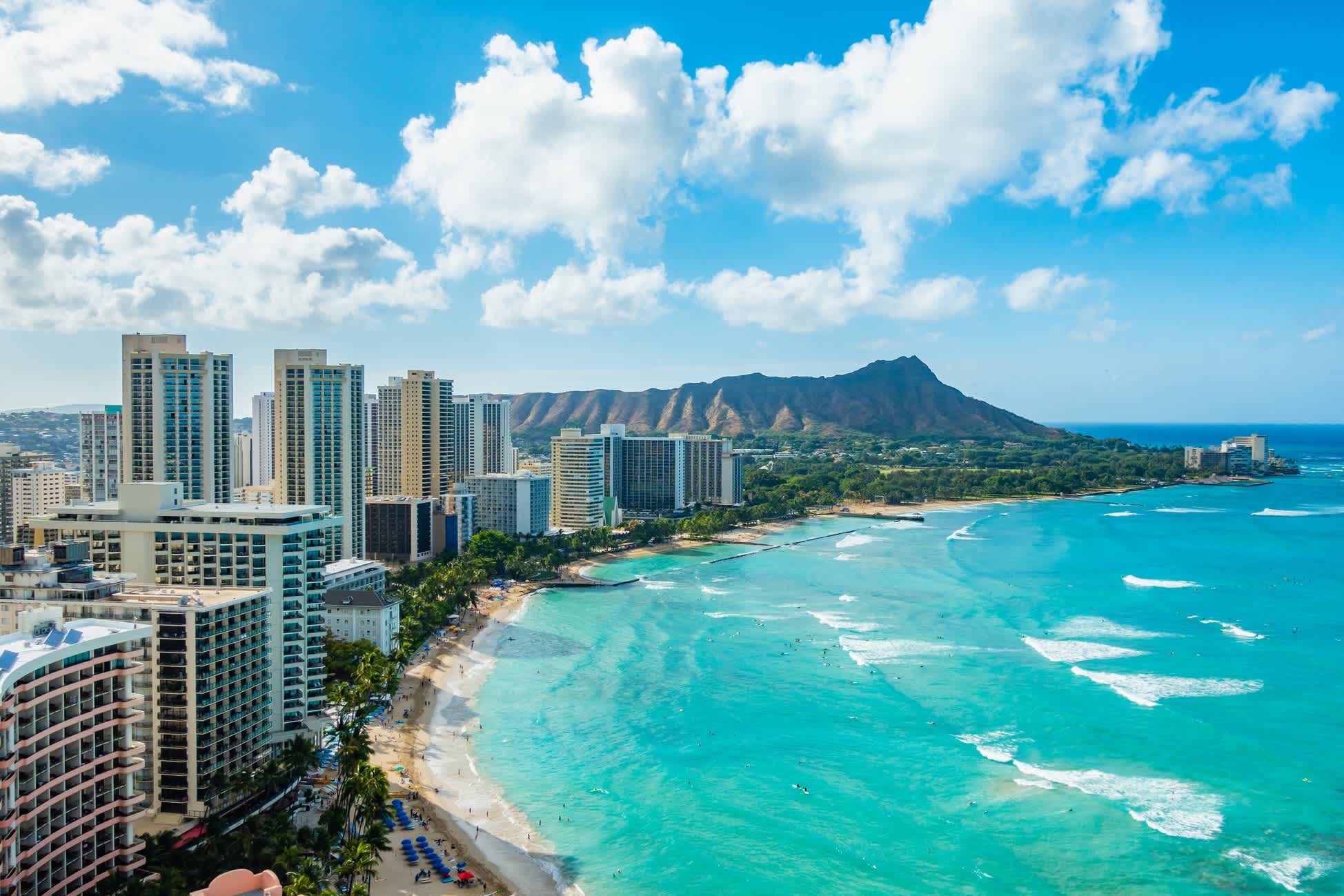 Waikiki Beach und Diamond Head Crater mit den Hotels und Gebäuden in Waikiki, Honolulu, Oahu Island, Hawaii. Waikiki Beach im Zentrum von Honolulu hat die größte Anzahl von Besuchern in Hawaii 