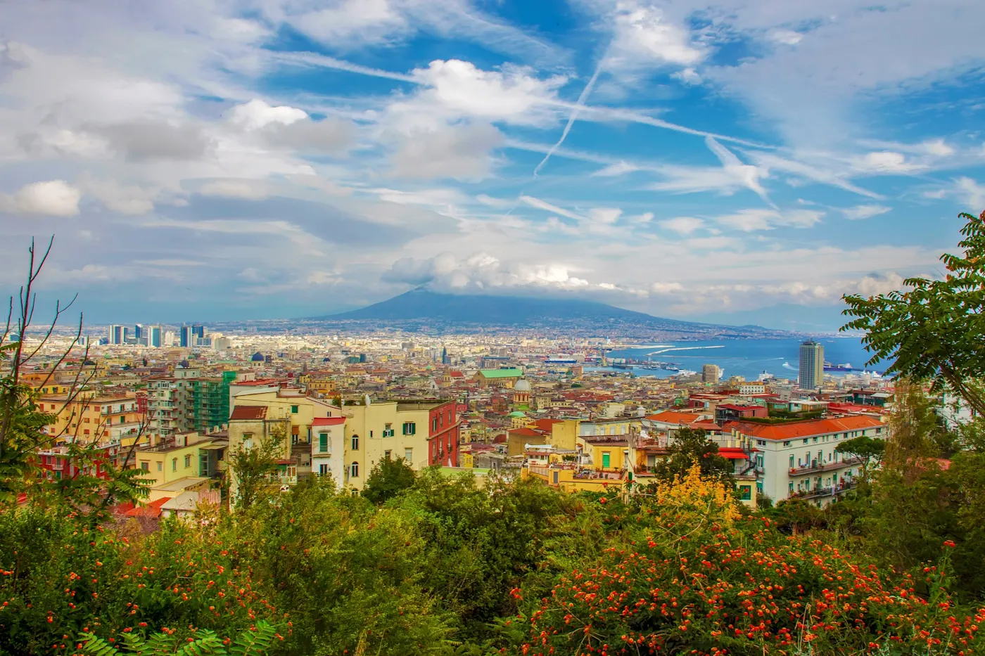 Italien, Kampanien, Neapel Stadtpanorama Neapel mit Vesuv im Hintergrund
