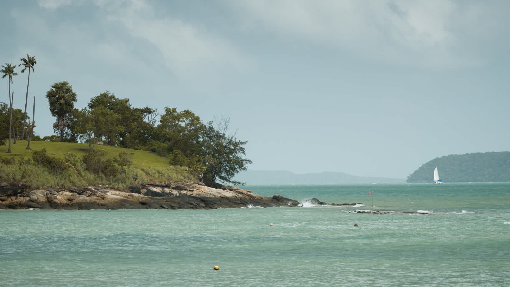 Vue de la plage de Ra Wai en Thaïlande sur les beaux environs