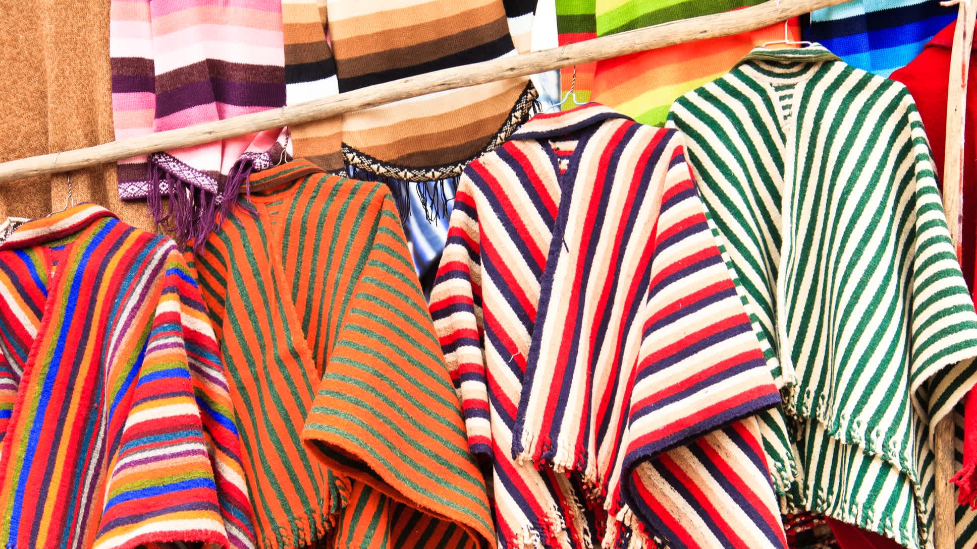 Handgefertigte Ponchos auf dem Otavalo-Markt in Ecuador .
