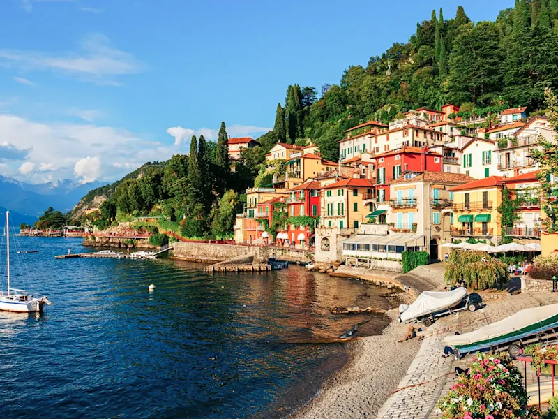 Italien, Lombardei, Comer See, Bellagio Malerisches Fischerdorf mit bunten Häusern am Comer See in der Lombardei, Italien.