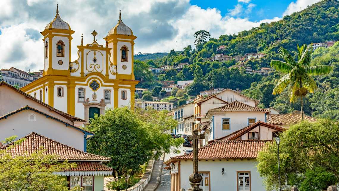 Vue d'en haut du centre de la ville historique d'Ouro Preto dans le Minas Gerais, Brésil, avec ses célèbres églises et ses vieux bâtiments avec des collines en arrière-plan.