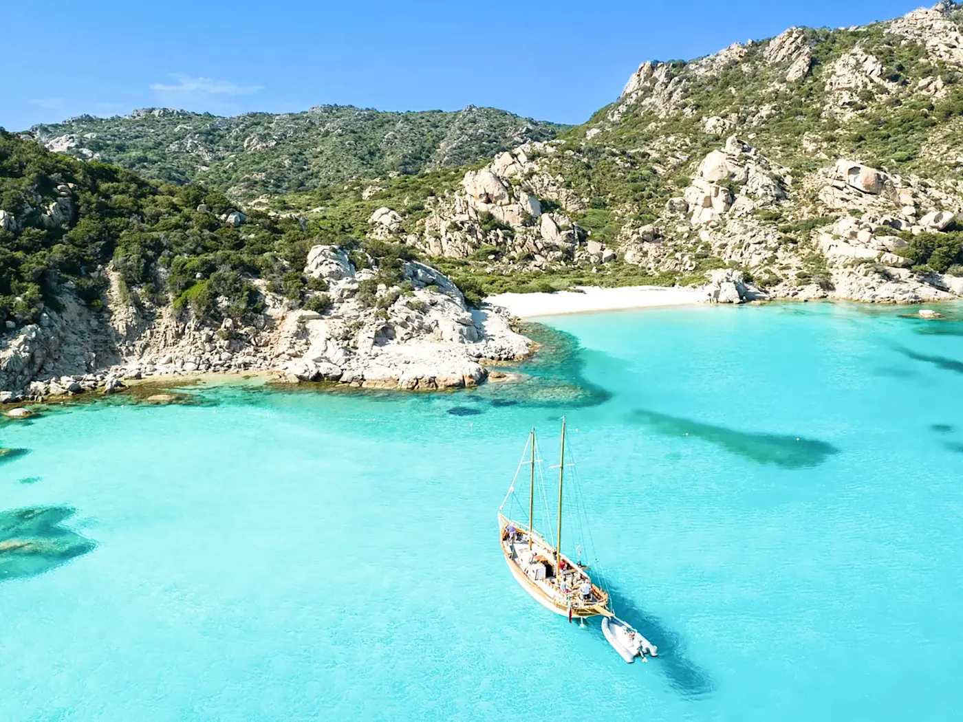 Italien, Sardinien, La Maddalena Kristallklares Wasser und einsame Bucht mit Segelboot. La Maddalena Insel, Sardinien, Italien.