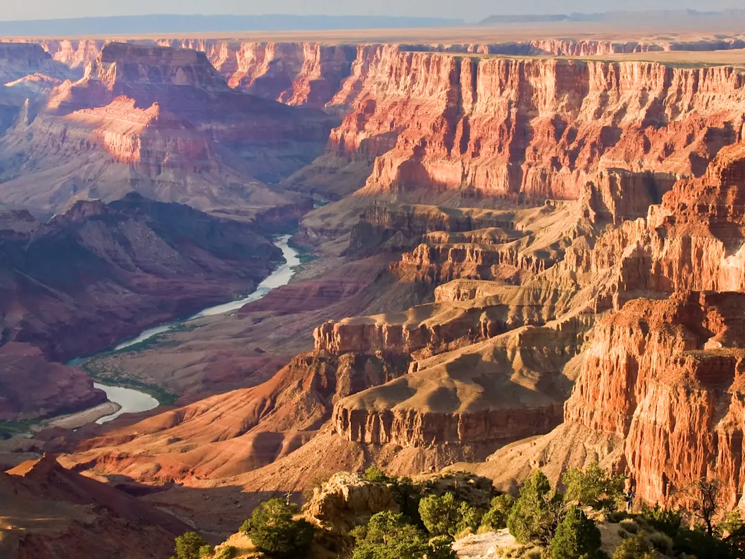 Atemberaubende Aussicht auf den Colorado River und die roten Felswände. Grand-Canyon-Nationalpark, Arizona, USA.