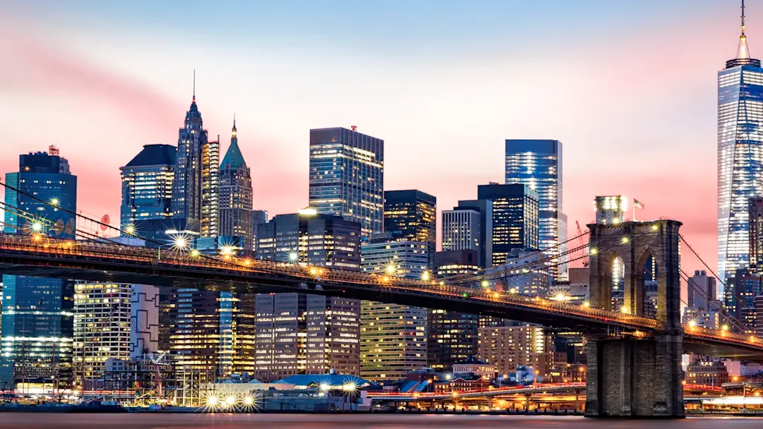 Brooklyn Bridge und Skyline bei Dämmerung, New York City, New York, USA.