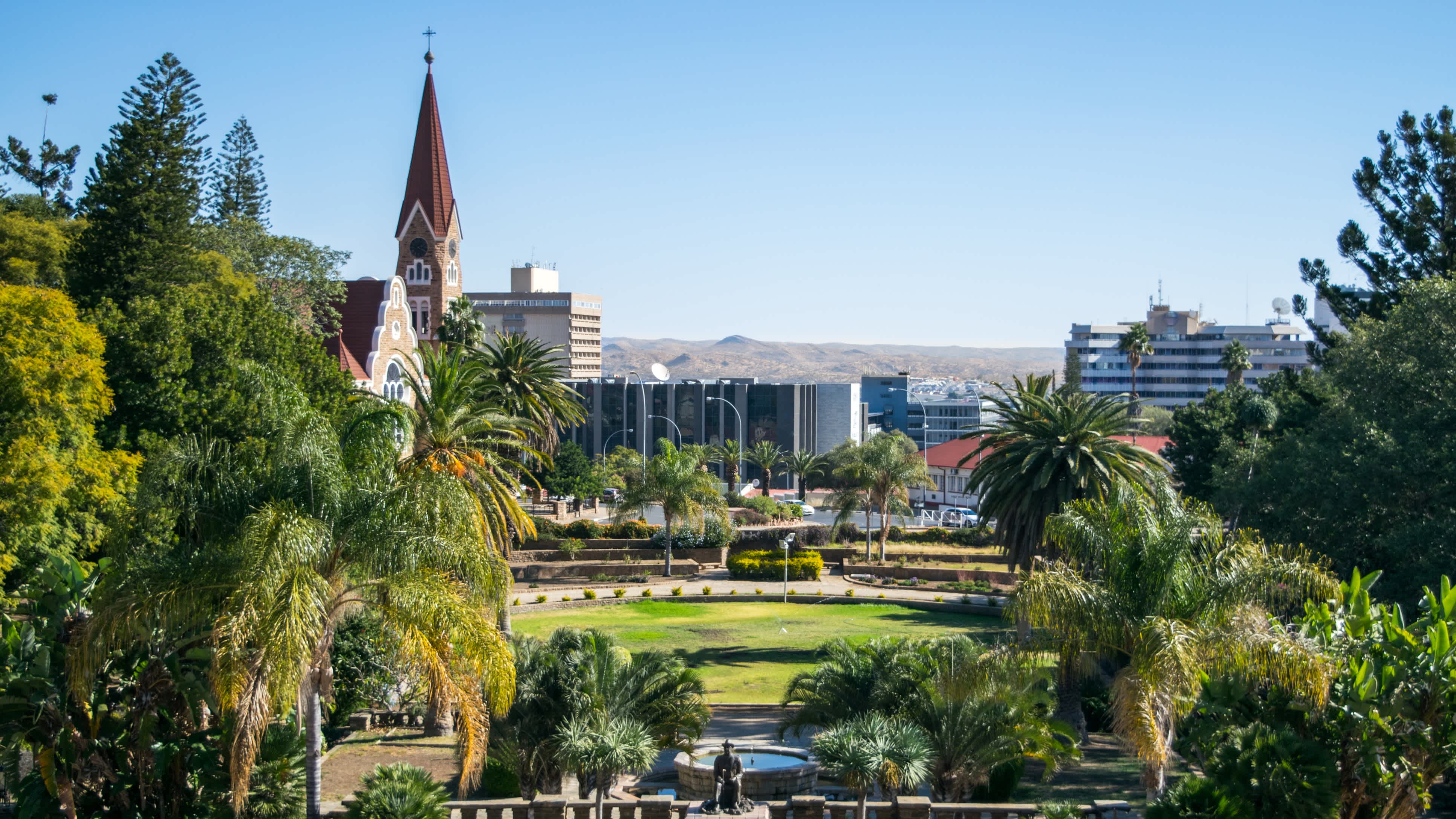 Vue sur la Christuskirche et le centre-ville de Windhoek depuis le Parliament Park - Windhoek, Namibie 