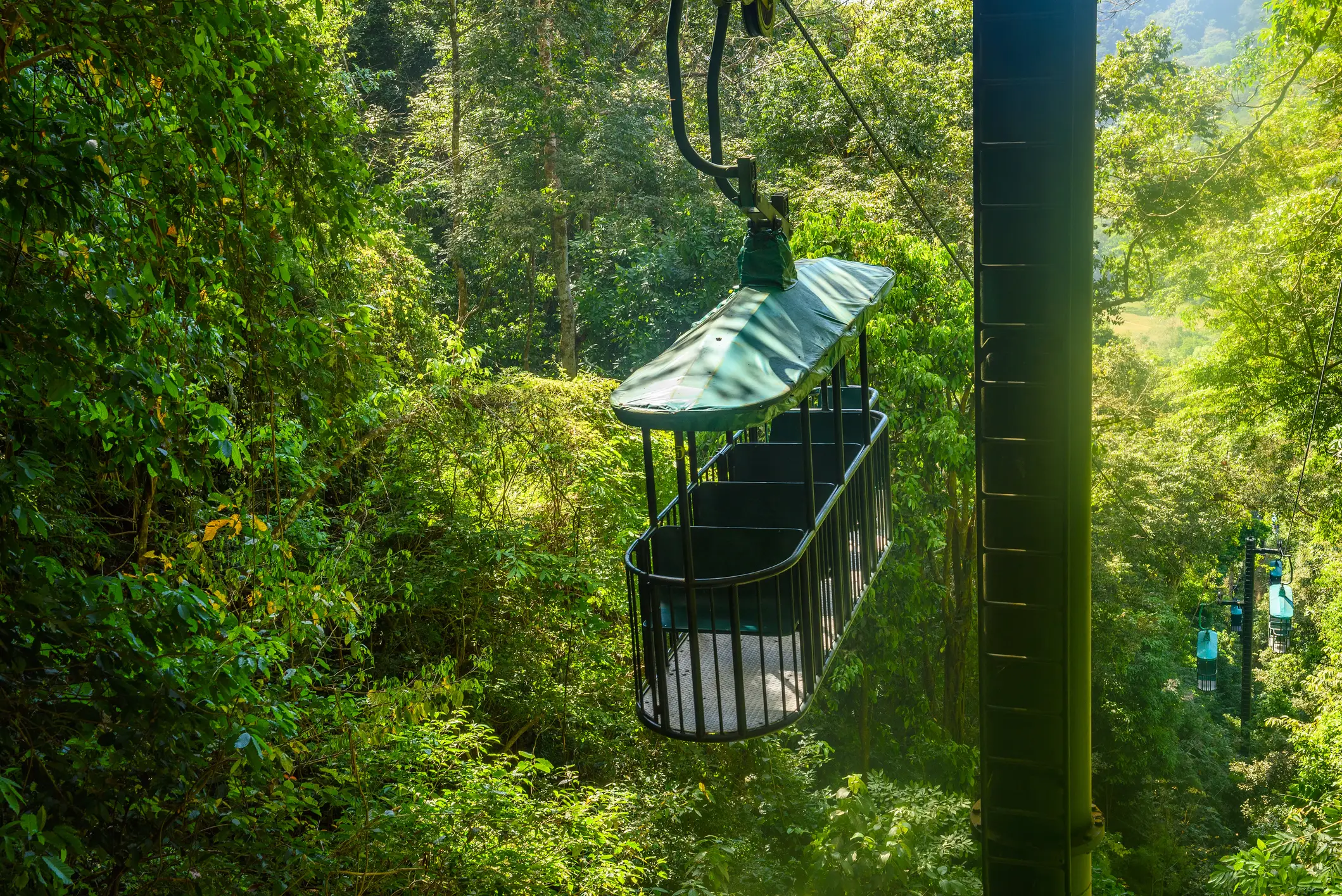 Costa Rica, Seilbahnkabine Seilbahnkabine durch den tropischen Regenwald in der Nähe der Stadt Jaco, Costa Rica.