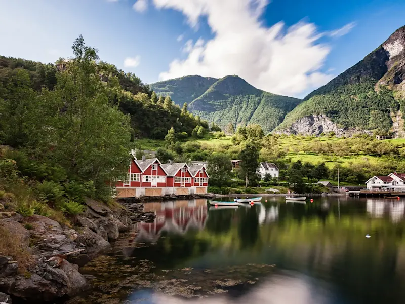 Sognefjord, le fjord le plus profond de Norvège, entouré de hautes montagnes. Sogndal, Vestland, Norvège