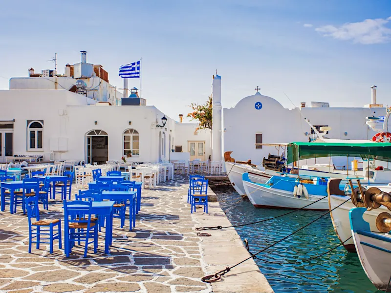Noussa sur Paros, Grèce Le village idyllique de Naoussa à Paros dans les Cyclades, en Grèce, connu pour ses charmantes ruelles, ses maisons blanches et ses eaux cristallines