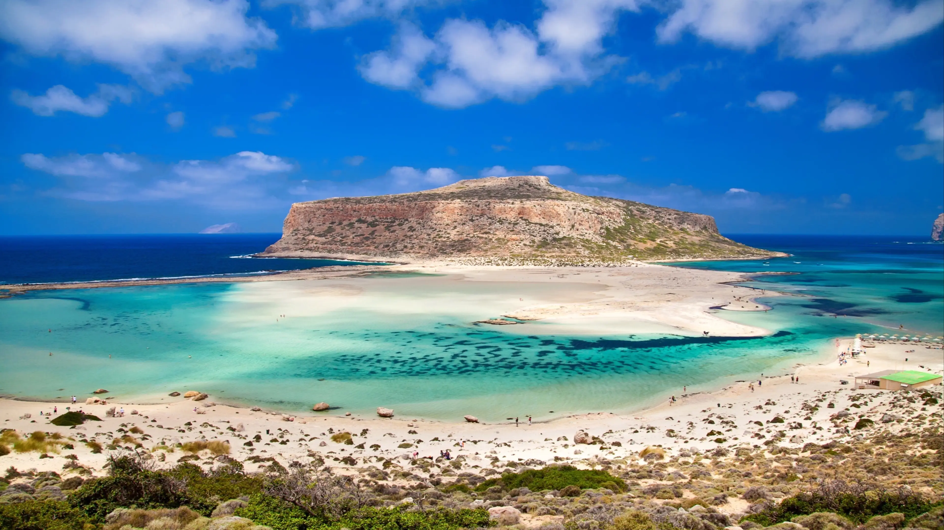 Griechenland, Kreta, Strand von Balos Der Blick auf die Lagune von Balos mit imposantem Felsen auf Kreta, Griechenland bei Sonnenschein und Ebbe.