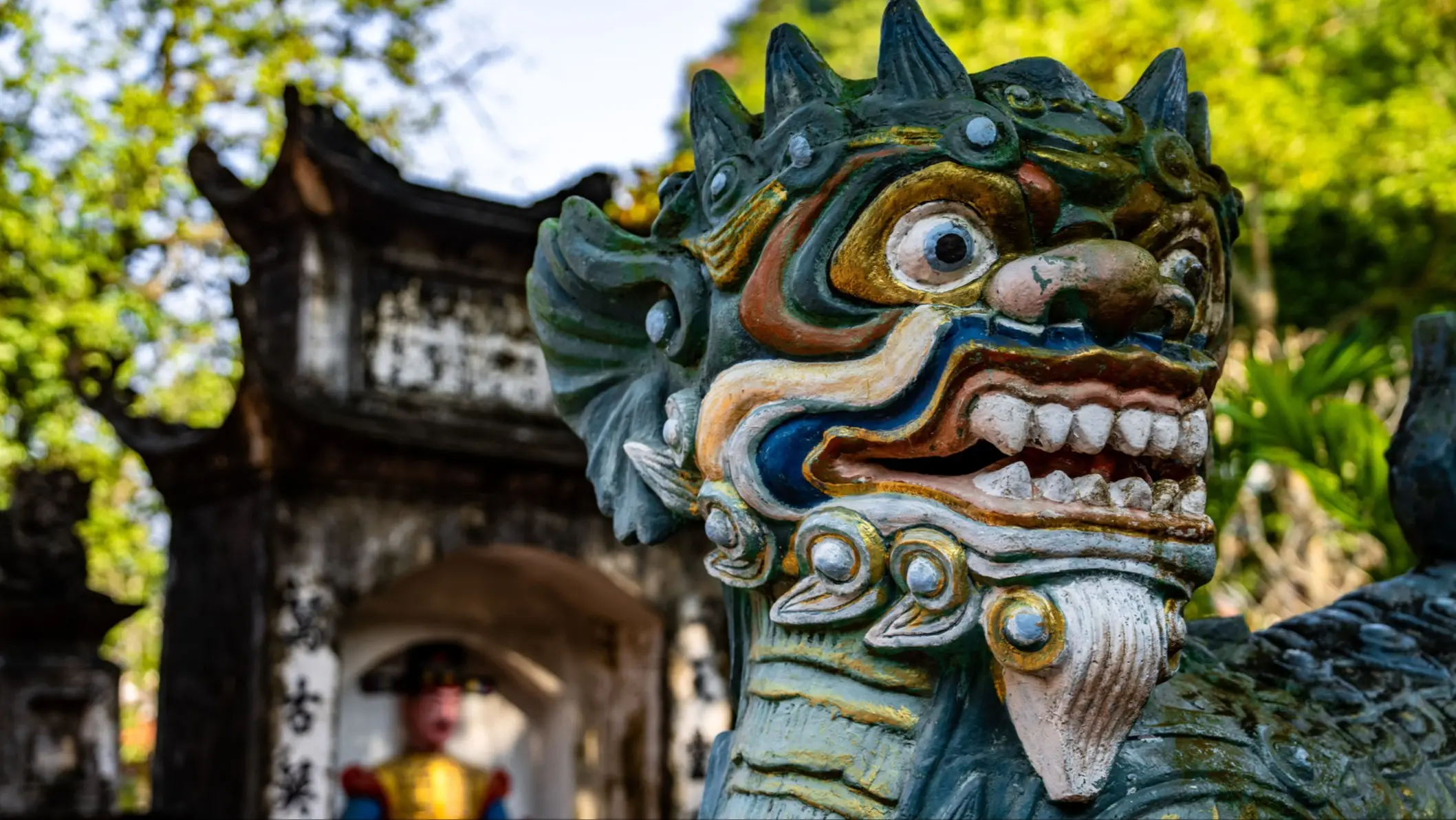 Statue détaillée d'un dragon bleu-vert au temple Thien Tru, près de la Pagode des Parfums à Hanoï.
