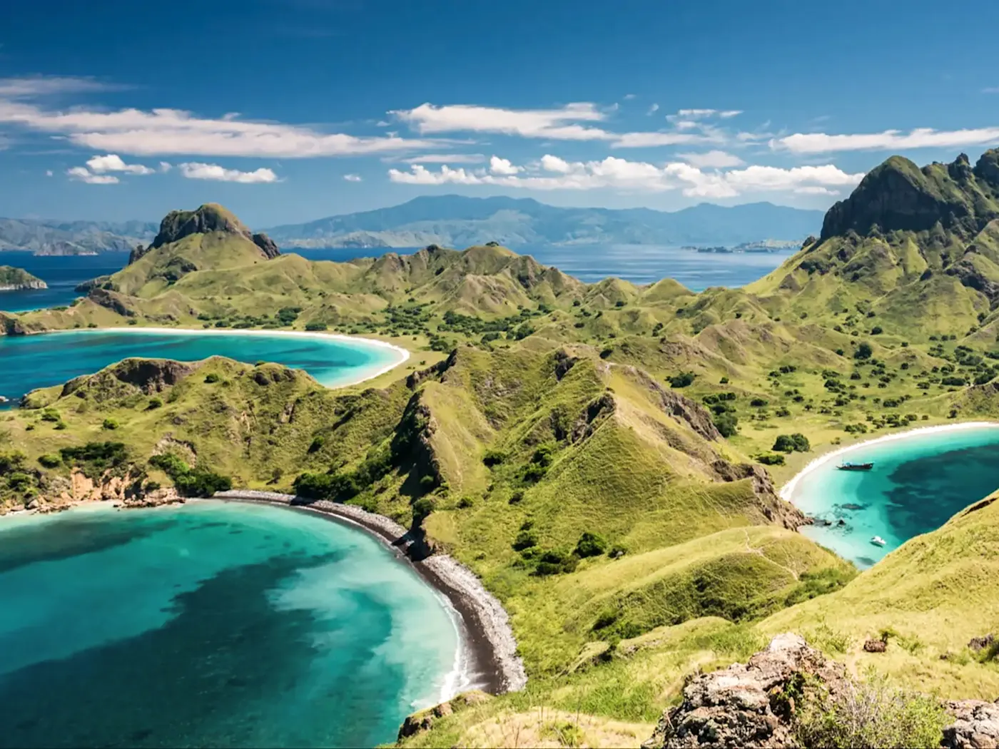 Indonesien, Ost-Nusa Tenggara, Komodo Insel Atemberaubende Landschaft mit grünen Hügeln und türkisfarbenem Wasser. Komodo, Ost-Nusa Tenggara, Indonesien.