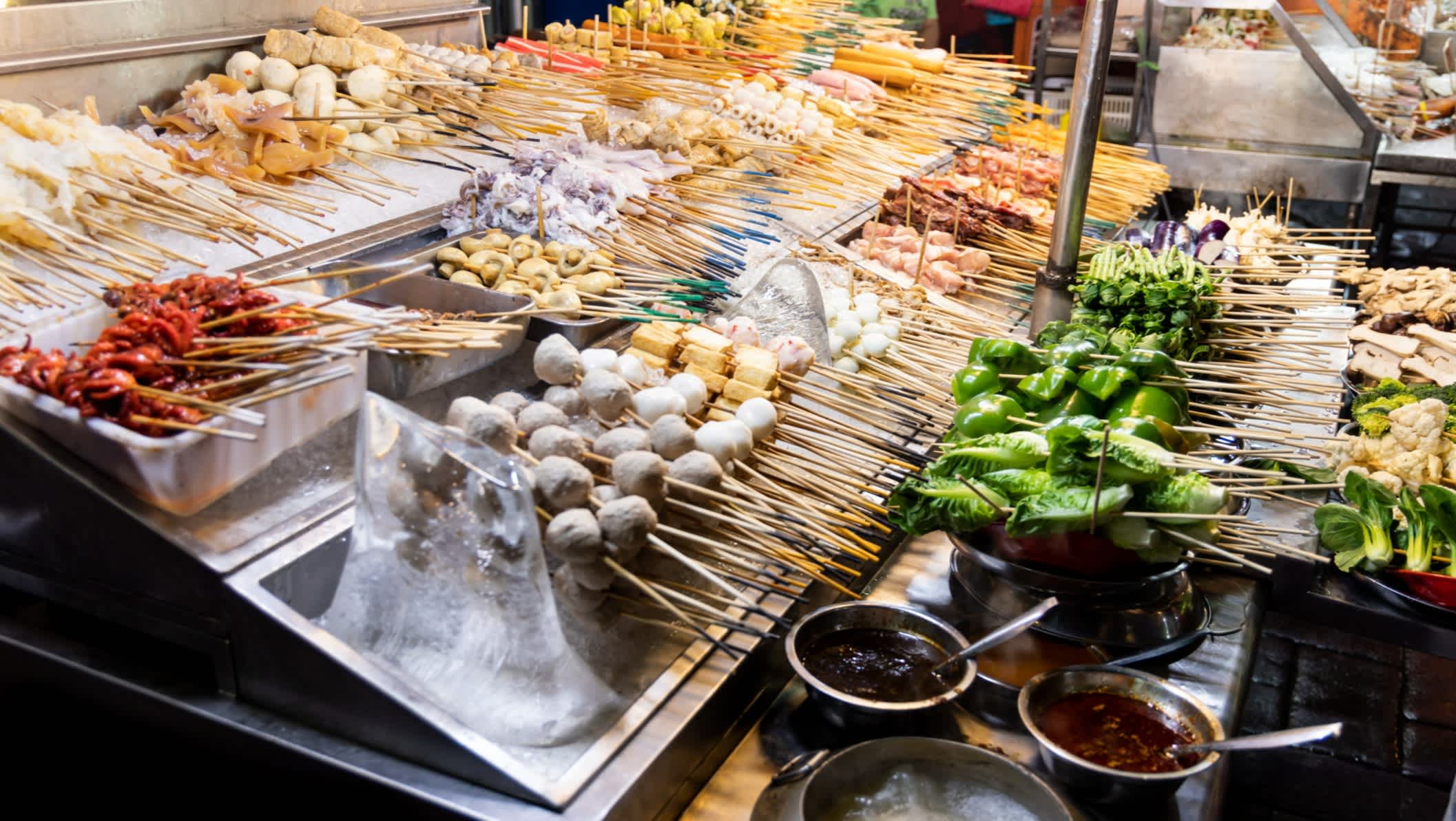 Brochettes de nourriture au marché alimentaire de rue de Jalan Alor à Kuala Lumpur, Malaisie

