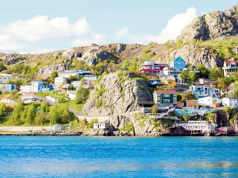 Canada, Terre-Neuve Maisons colorées sur des falaises rocheuses avec vue sur la mer à Terre-Neuve-et-Labrador, Canada.