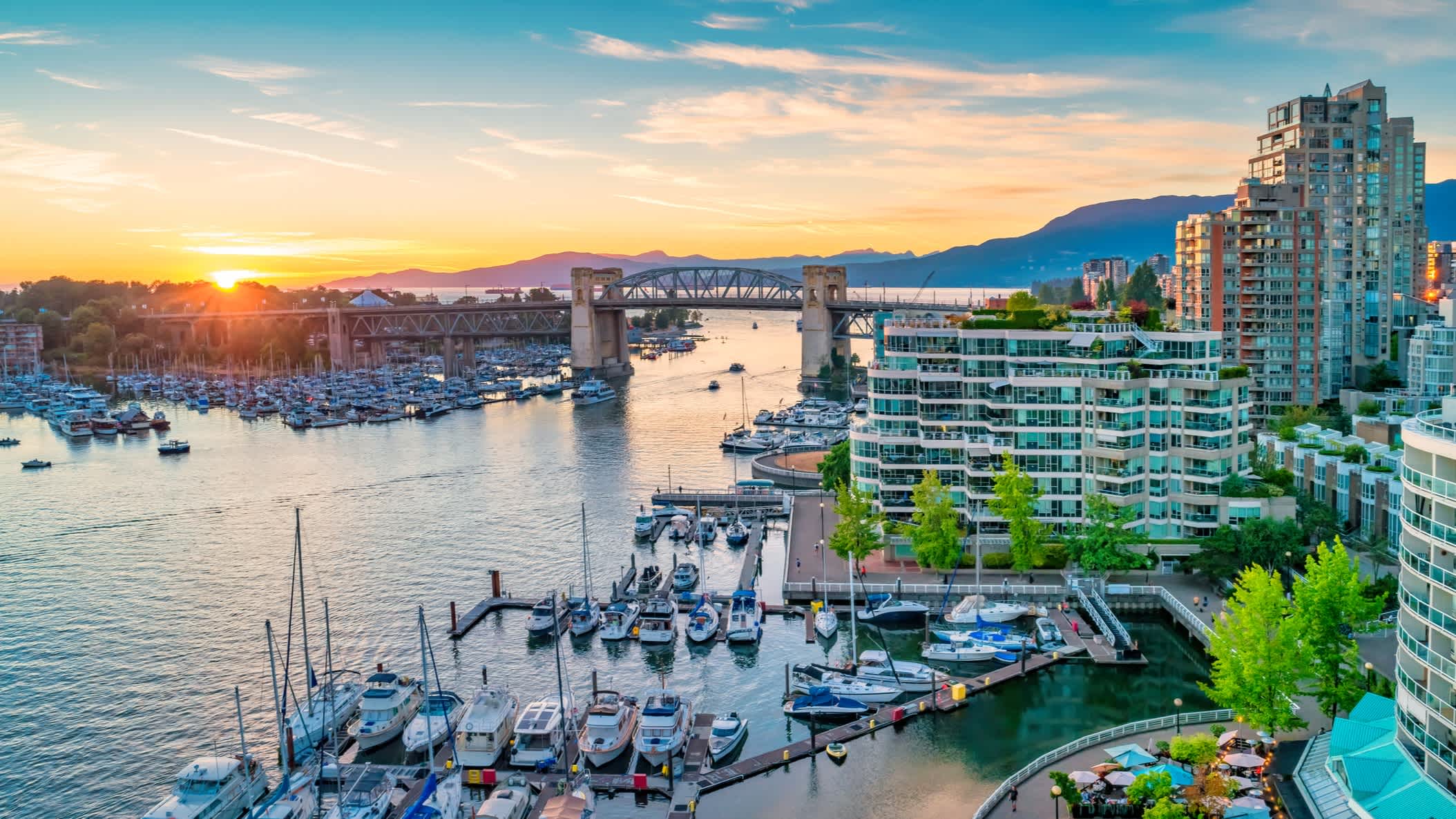 Vue sur la baie de Vancouver au coucher du soleil.