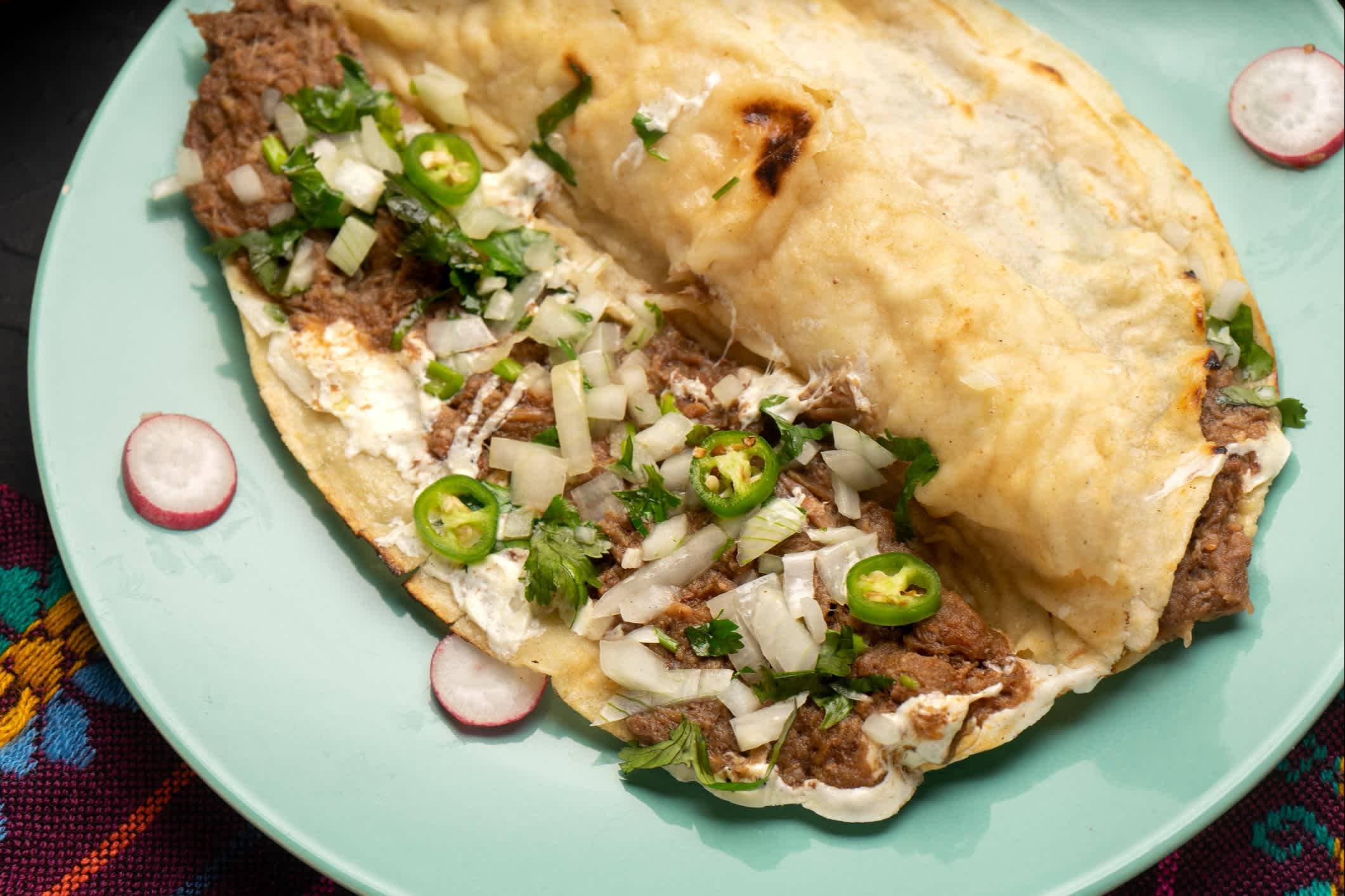 Quesadilla au bœuf barbacoa et à la sauce.