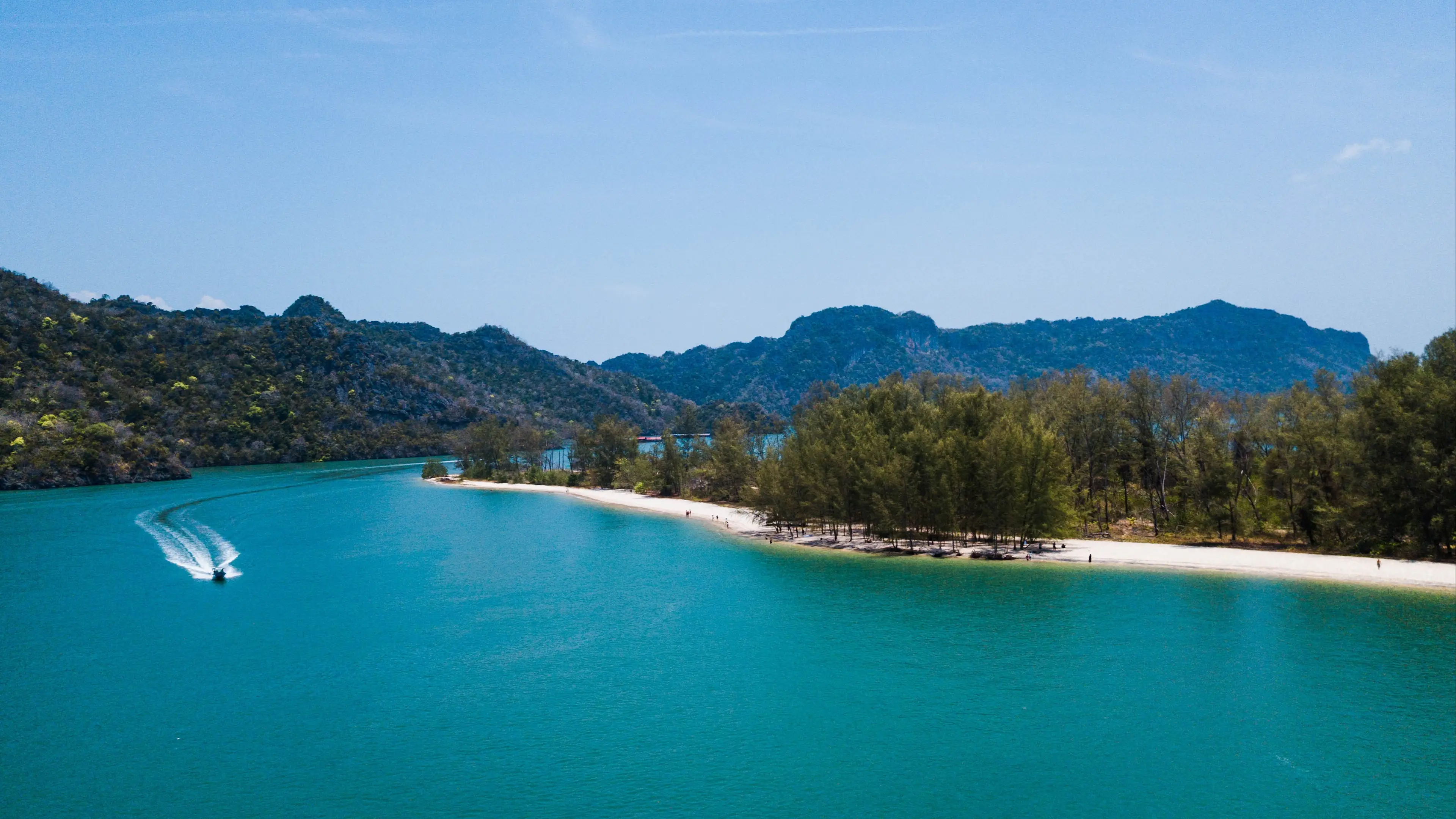 Tanjung Rhu Beach, Malaisie Vue aérienne d'un bateau sur la mer turquoise, au bord de Tanjung Rhu, en Malaisie.