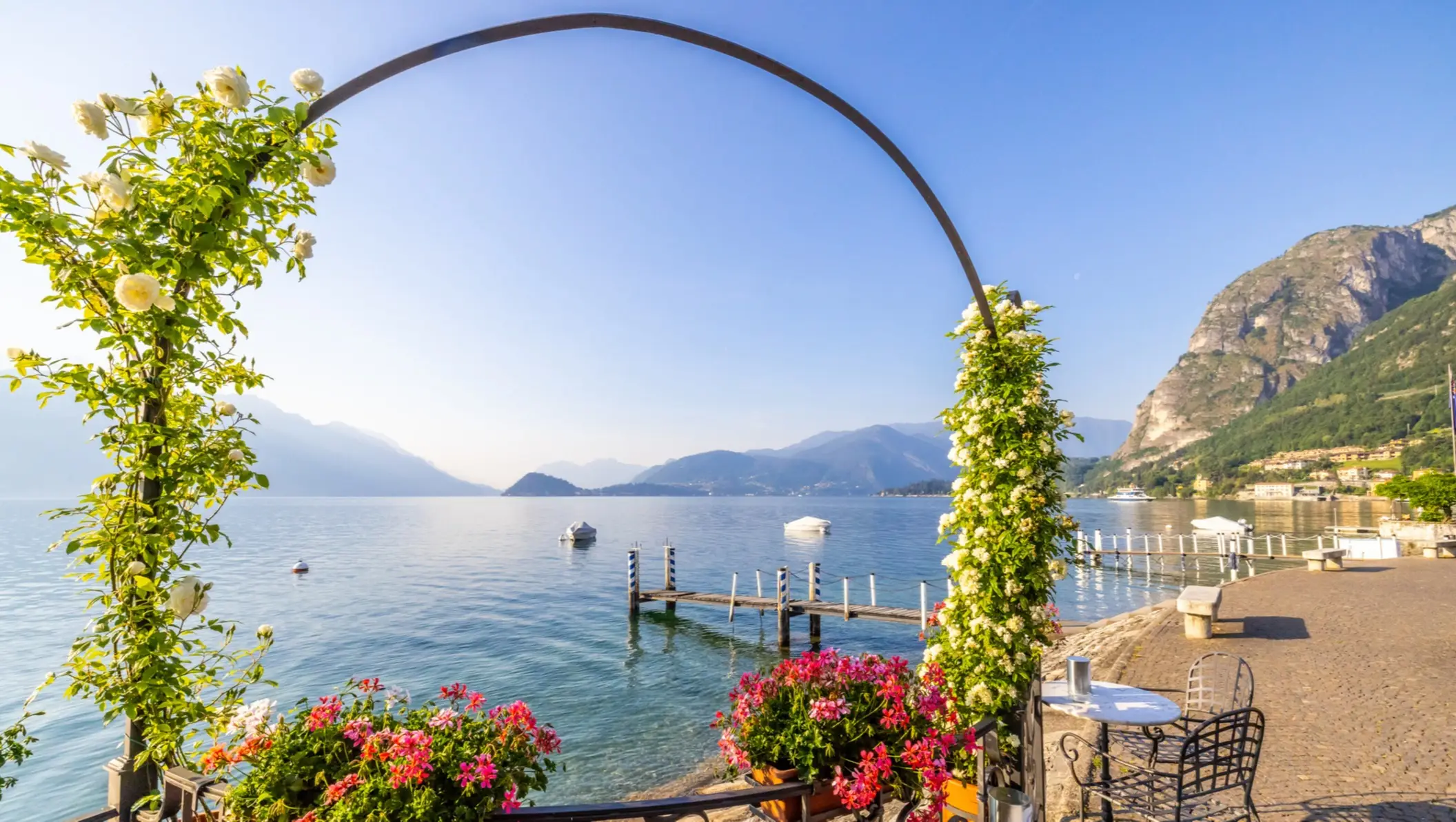 Italie, Lac de Côme, Lenno Arche fleurie avec vue sur lac de Côme à Lenno, en Lombardie, en Italie.