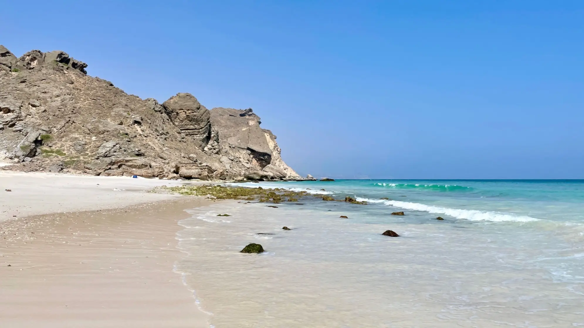 Falaise rocheuse sur la plage de Fazayah à Salalah, Oman.