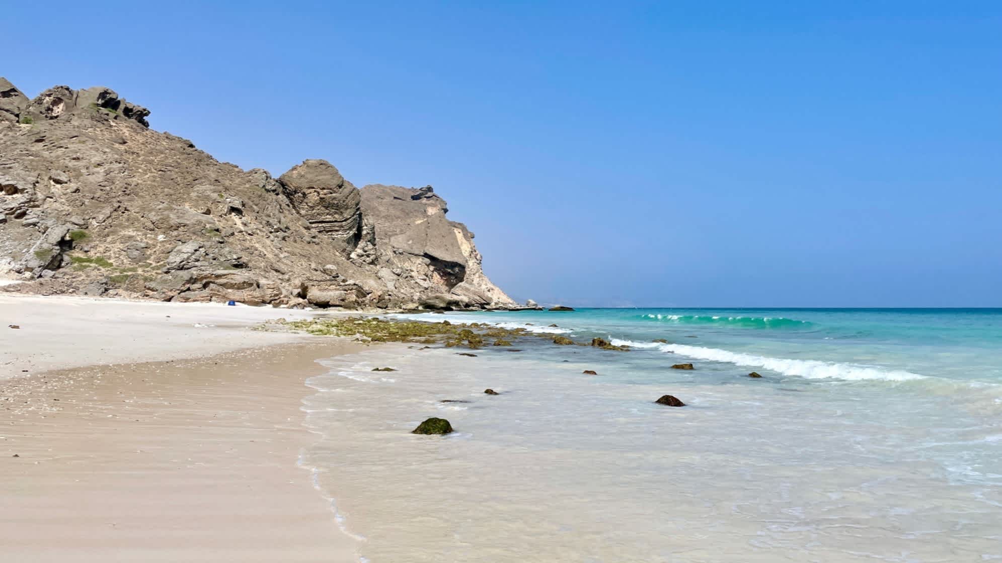 Felsige Klippe am Fazayah Beach in Salalah, Oman.