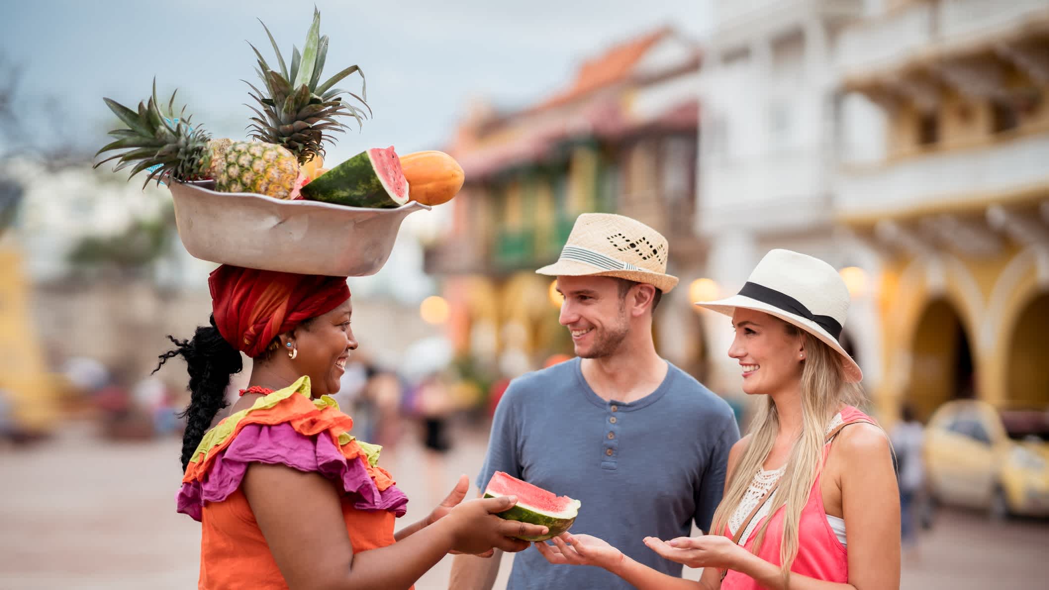 Des touristes achètent des fruits dans la rue à Cartagena, Colombie