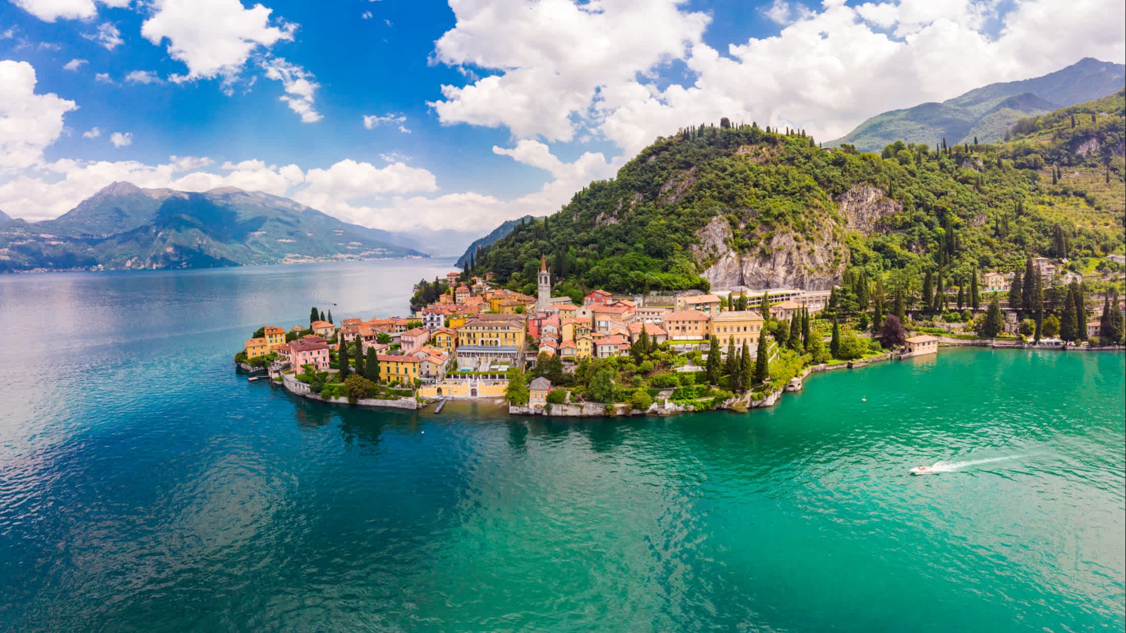 Vue aérienne de Varenna sur les rives du lac de Côme, en Lombardie, en Italie.
