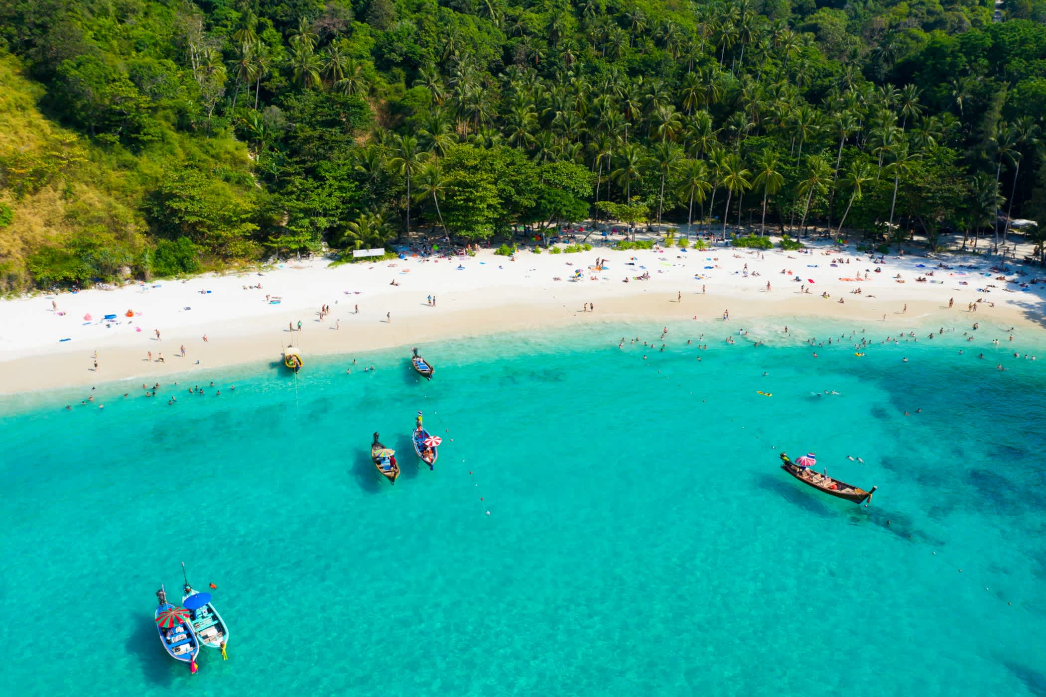 Strand auf Phuket mit türkisfarbenem Wasser und Booten