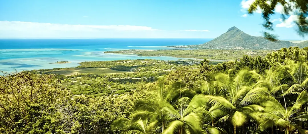 Blick auf Küste, Wälder und Berglandschaft, Black River Gorges, Rivière Noire, Mauritius.