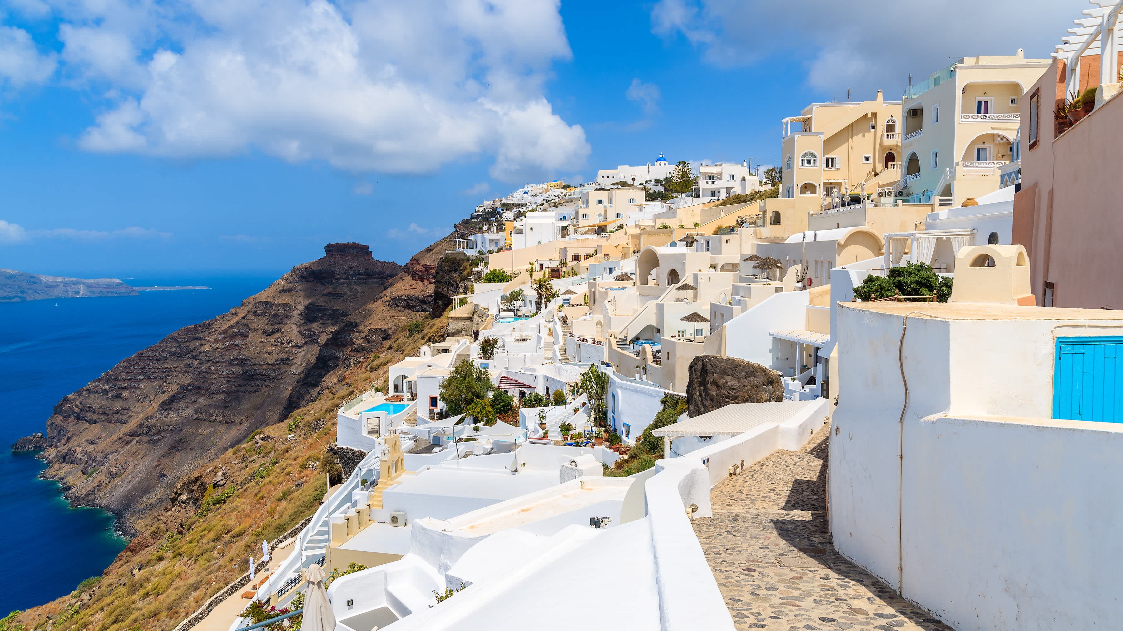 Blick auf das Dorf Imerovigli mit traditionellen weißen Häusern auf der Insel Santorini, Caldera Cliffs 