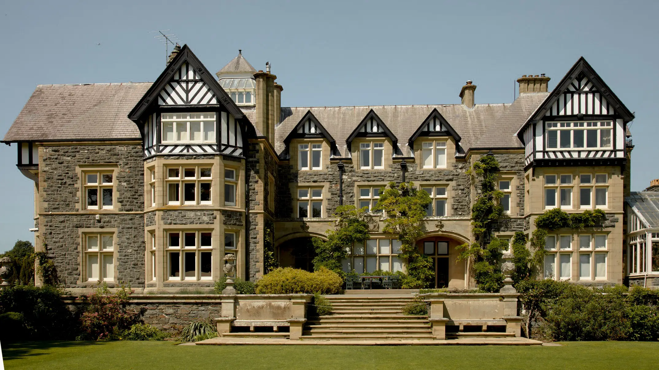 Blick auf das Herrenhaus im Bodnant Garden, Nordwales, Großbritannien.

