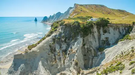 Eine ikonische Felsformation am Cape Kidnappers, Neuseeland.
