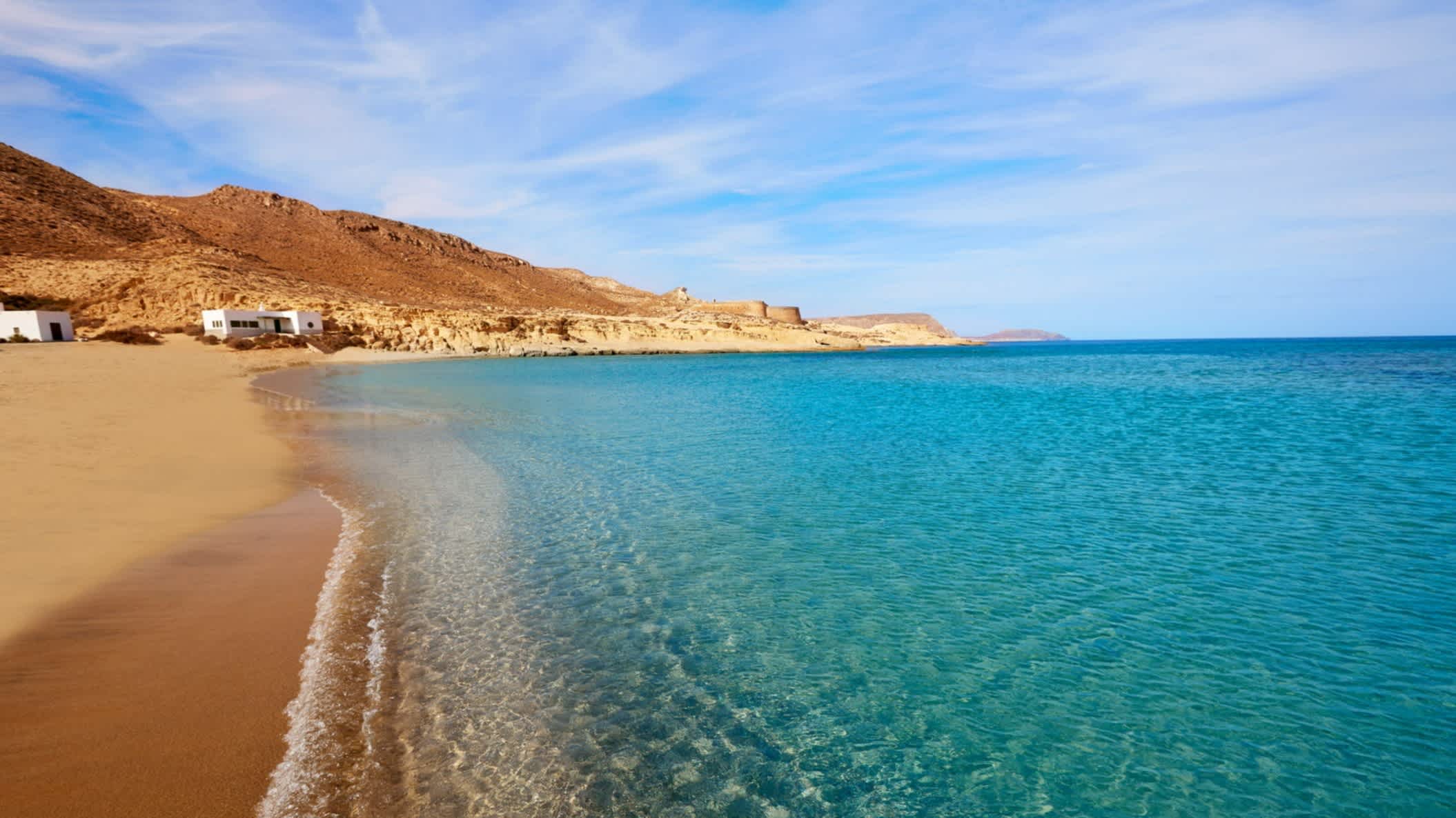 Vue sur le sable fin en bord de mer turquoise sur Playazo de Rodalquilar en Espagne. 