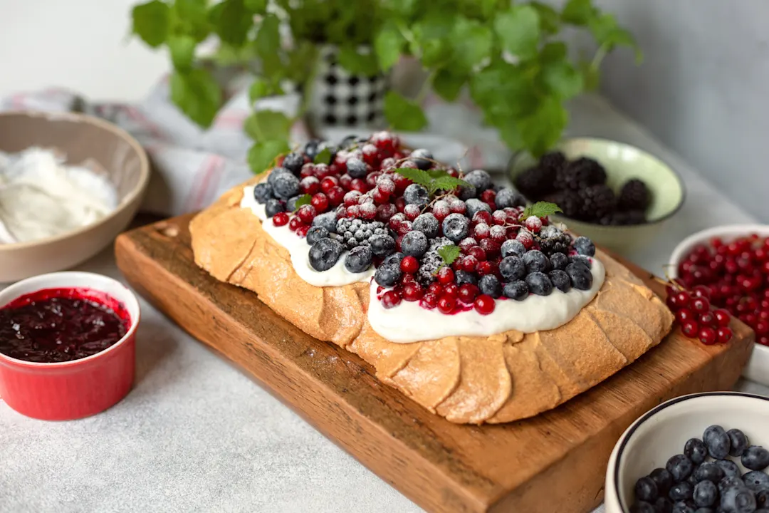 Köstliche Pavlova Kuchen mit frischen Beeren.