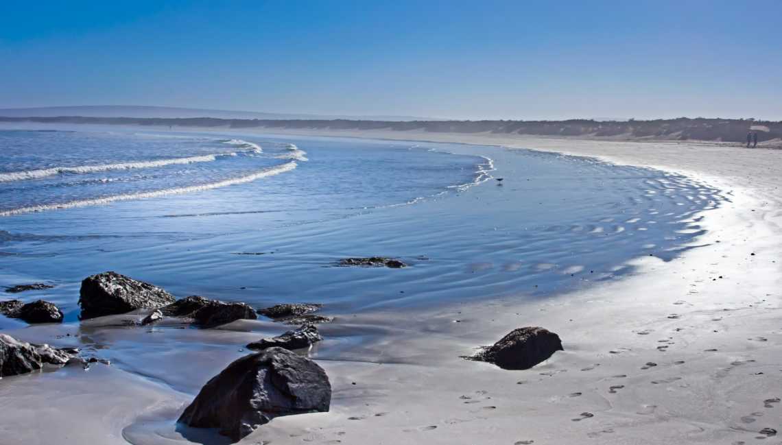 Large plage de Paternoster en Afrique du Sud
