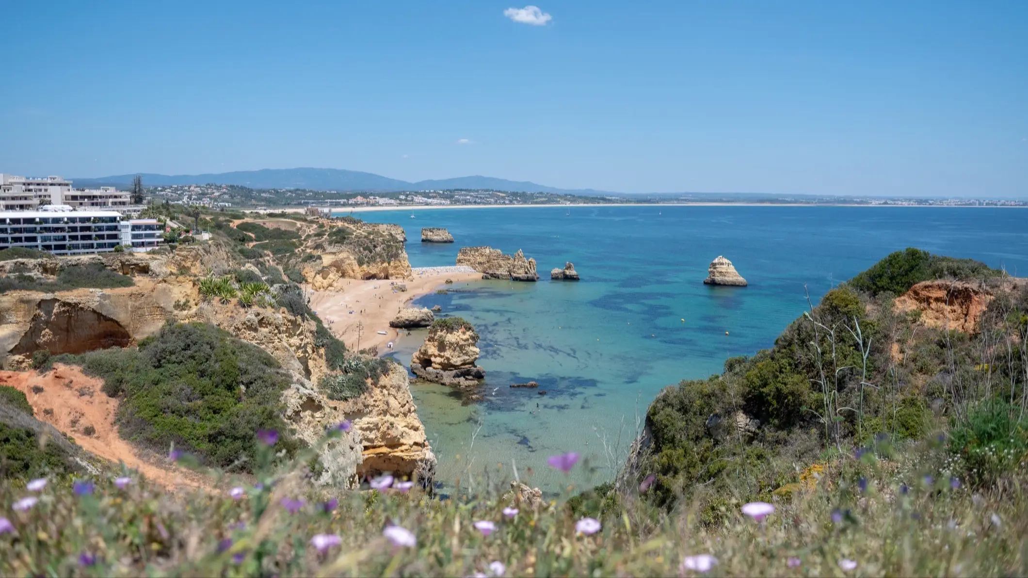 Vue sur la baie de Praia de Dona Ana depuis une falaise, Lagos, Portugal