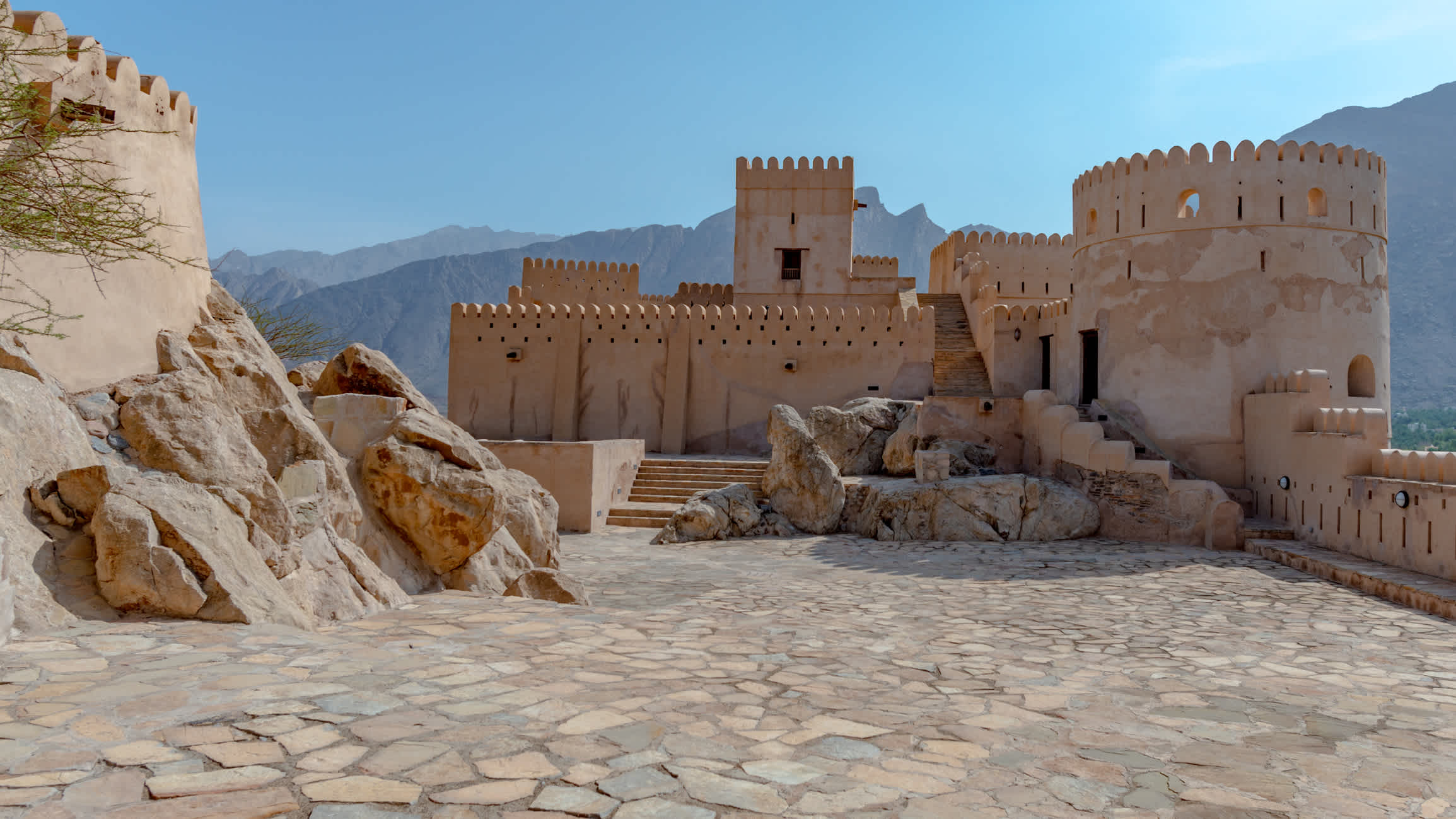 Blick auf eine der oberen Terrassen des Rustaq Forts, Oman.