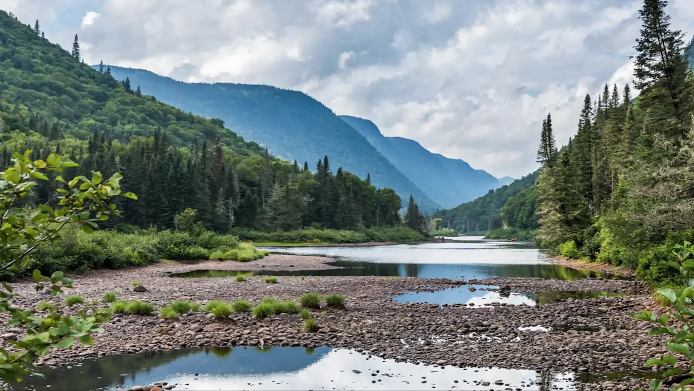 Kanada, Québec, La Malbaie Fluss mit Bergen und Wäldern im Hintergrund. La Malbaie, Québec, Kanada.