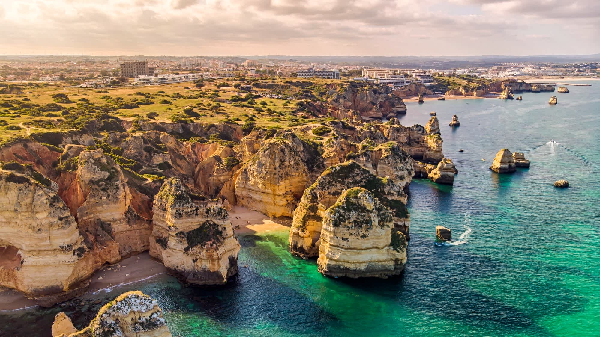 Vue aérienne des falaises de Ponta da Piedade en Algarve, Portugal.

