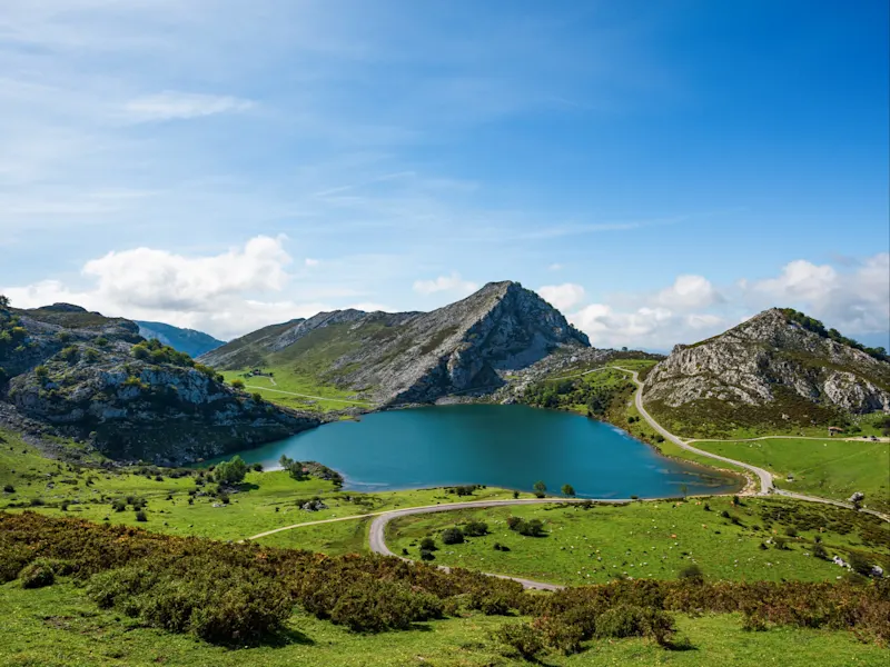 Picos de Europa Nationalpark, Spanien Der Picos de Europa Nationalpark in Spanien, bekannt für seine majestätischen Berge und tiefen Täler