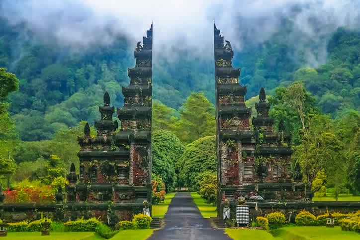 Tempelanlage im Dschungel von Bali in Indonesien