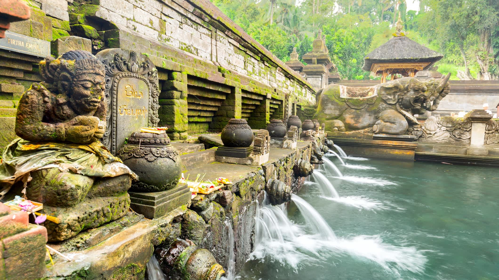 Source sacrée du temple Pura Tirta Empul, à Bali, en Indonésie