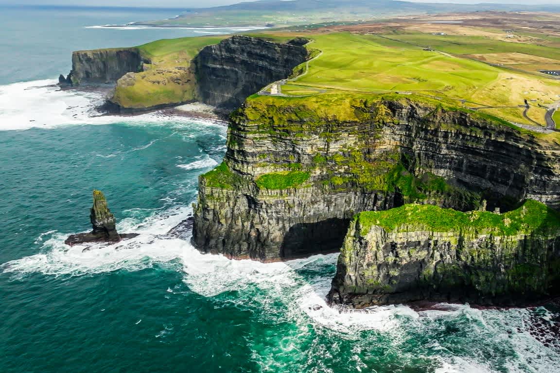 Die Luftaufnahme der Cliffs of Moher an der Westküste Irlands, Grafschaft Clare.