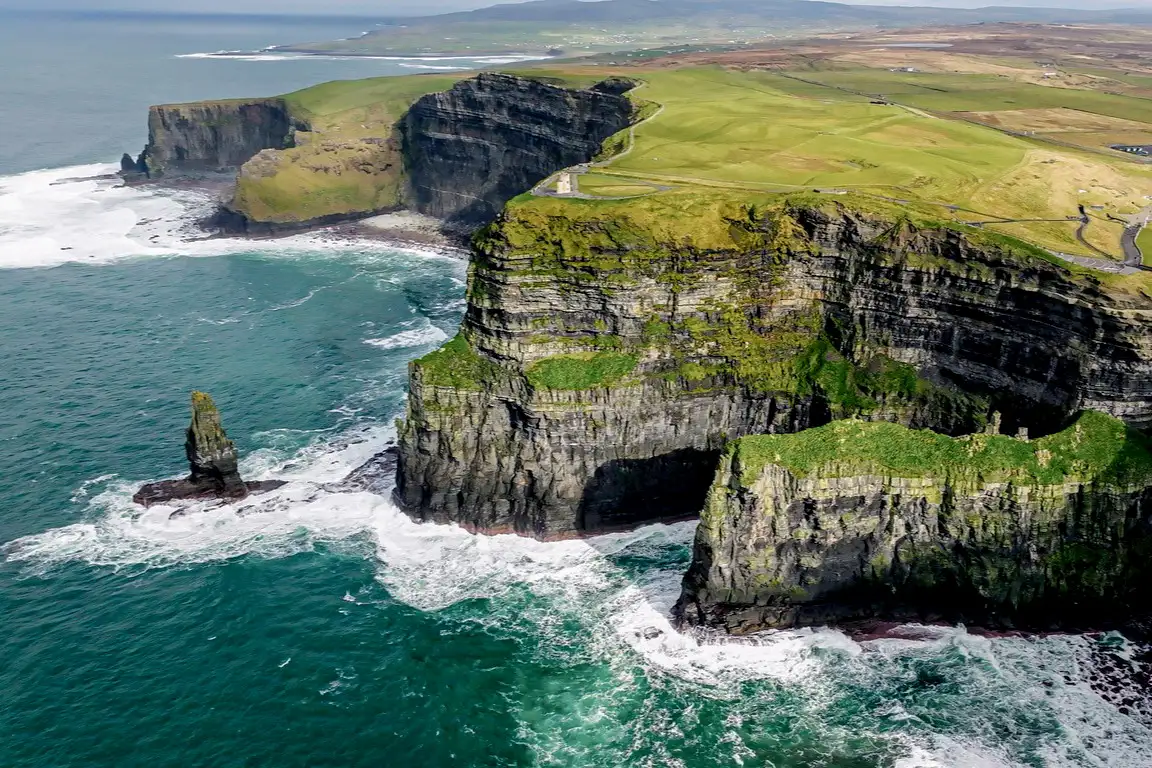 Irland, Grafschaft Clare, Cliffs of Moher Die Luftaufnahme der Cliffs of Moher an der Westküste Irlands, Grafschaft Clare.