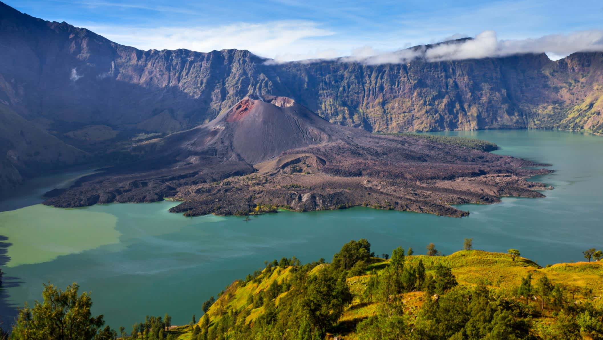 Le mont Rinjani dans le lac de cratère Segara Anak, Lombok, Indonésie.