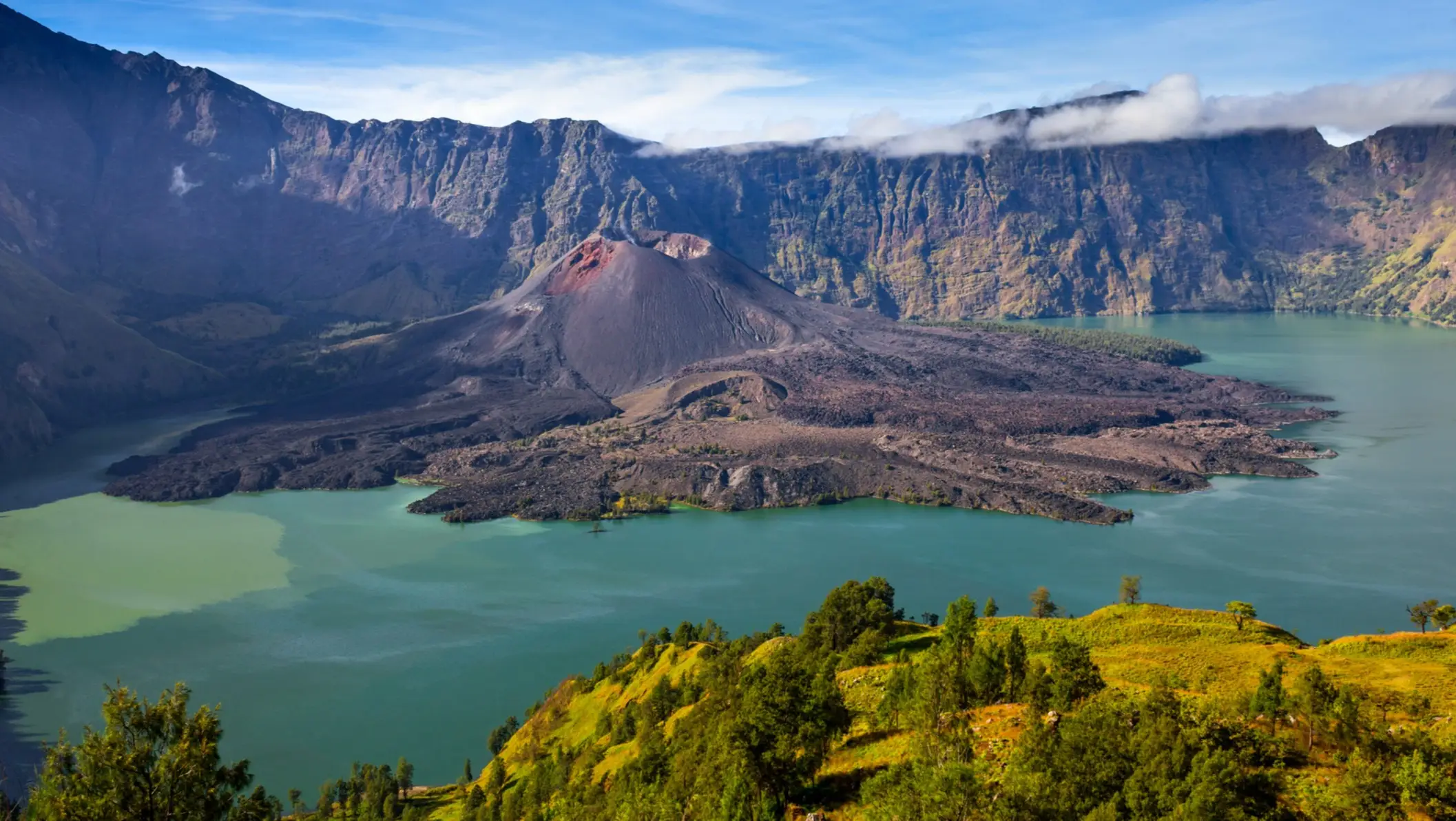 Indonesien, Lombok, Mount Rinjani Mount Rinjani im crater lake See Segara Anak, Lombok, Indonesien.
