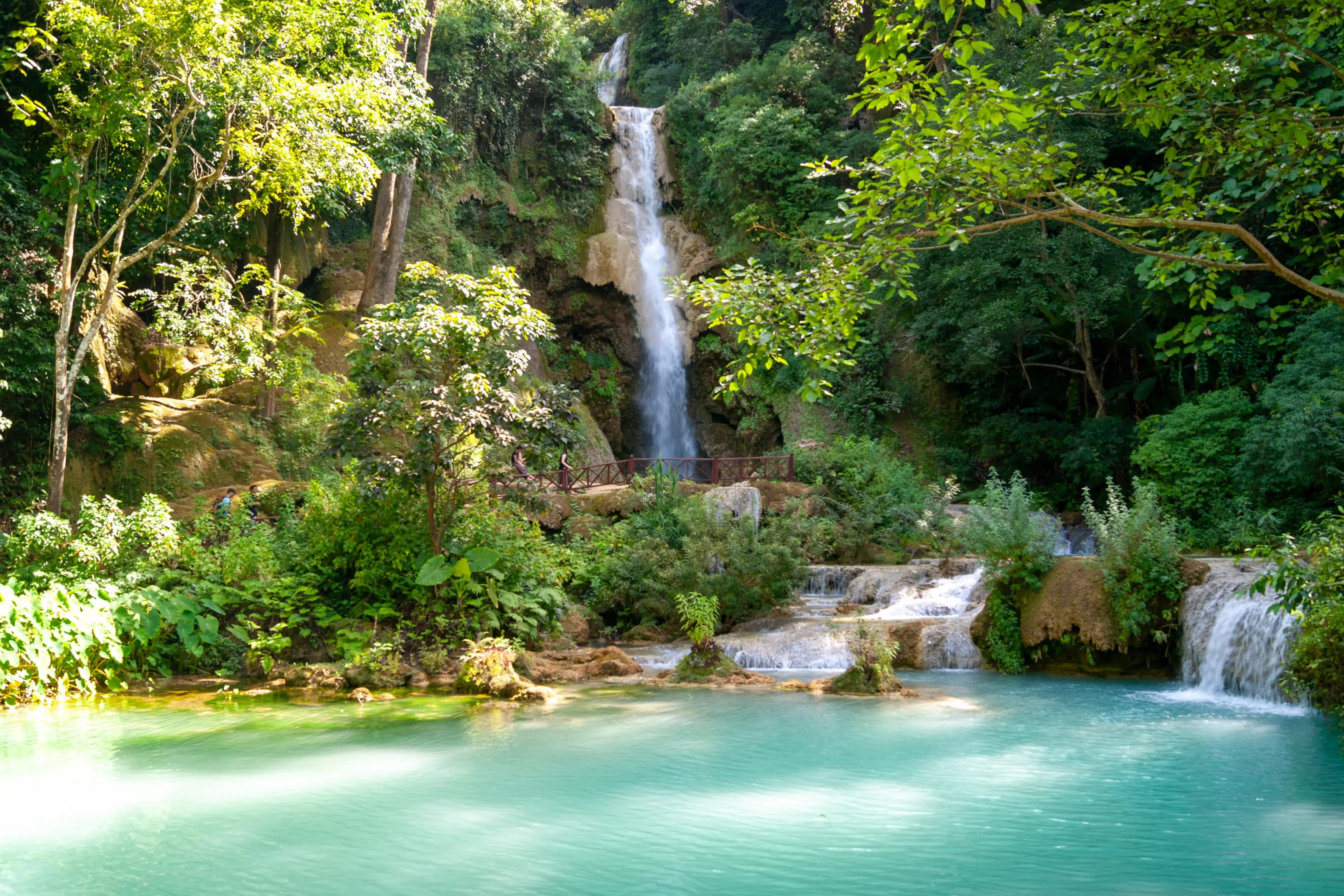 Laos, chute d'eau de Kuang Si Chute d'eau entourée de végétation tropicale