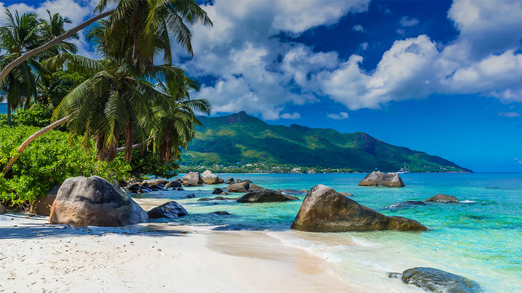 Blick auf den Beau Vallon-Strand auf den Seychellen
