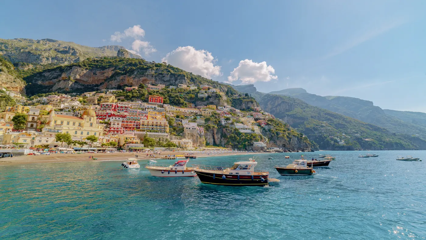 Bootstour Amalfi, Amalfiküste Aufnahme von Booten vor der Amalfiküste