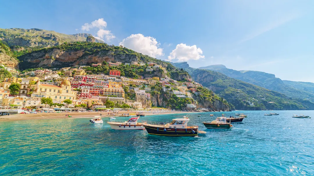 Aufnahme von Booten vor der Amalfiküste